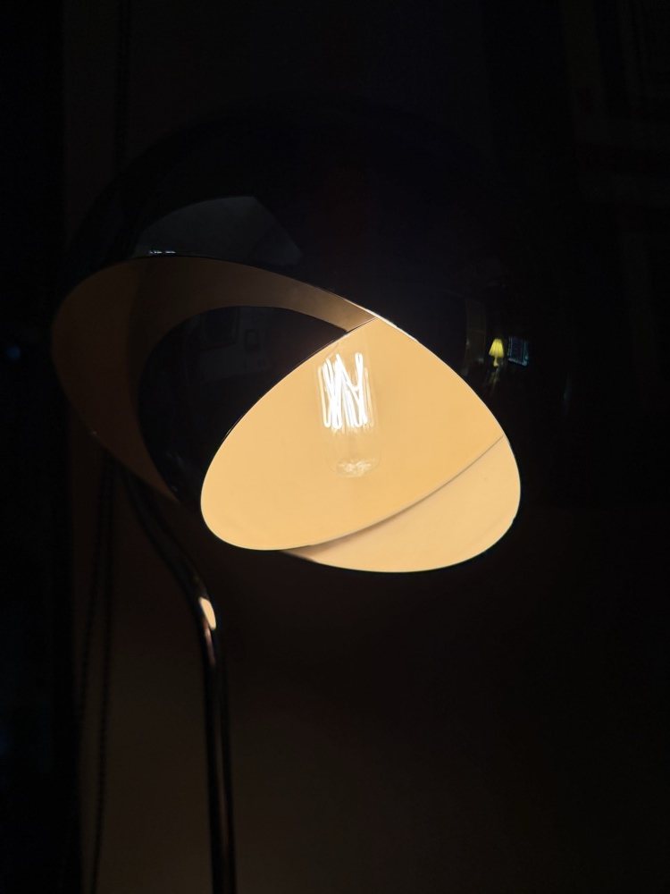 Abajur de luz amarela em um ambiente escuro.
